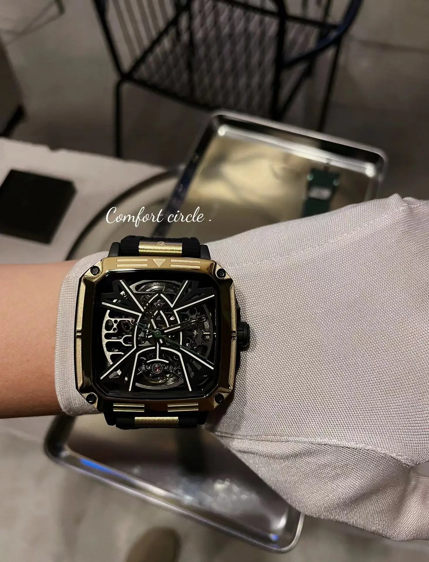 Jam tangan mekanis otomatis sepenuhnya pria dengan desain dial berongga. Casing persegi berkualitas tinggi, kualitas tinggi