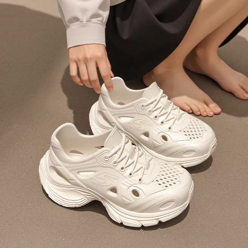 

Женские туфли с отверстиями на толстой подошве, новинка лета 2025, супер толстая верхняя одежда, нескользящая и дезодорирующая пляжная сумка, крутые женские тапочки