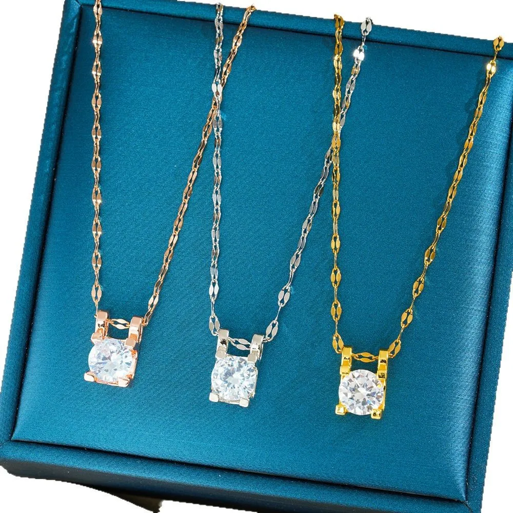 La collana da donna a forma di T alla moda e versatile scende un'aria di lusso leggero, semplicità, nicchia e fascia alta.