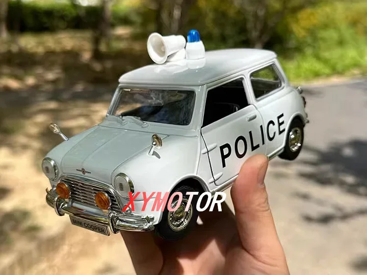 Motormax Red River 1:18 For Mini Cooper Morris 1300 Old Mini metal Diecast Car Model Hobby Gifts Collection Collection Ornaments