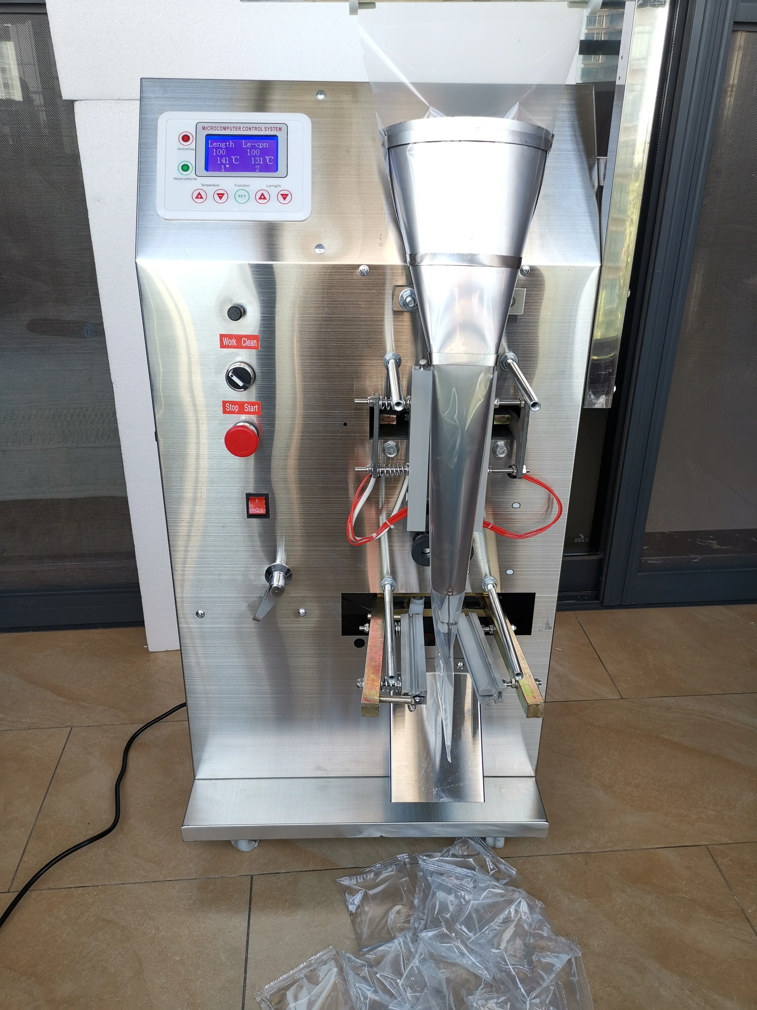 Automatic liquid packaging machine, seasoning, water, oil, vinegar, beverage pure liquid filling and sealing machine