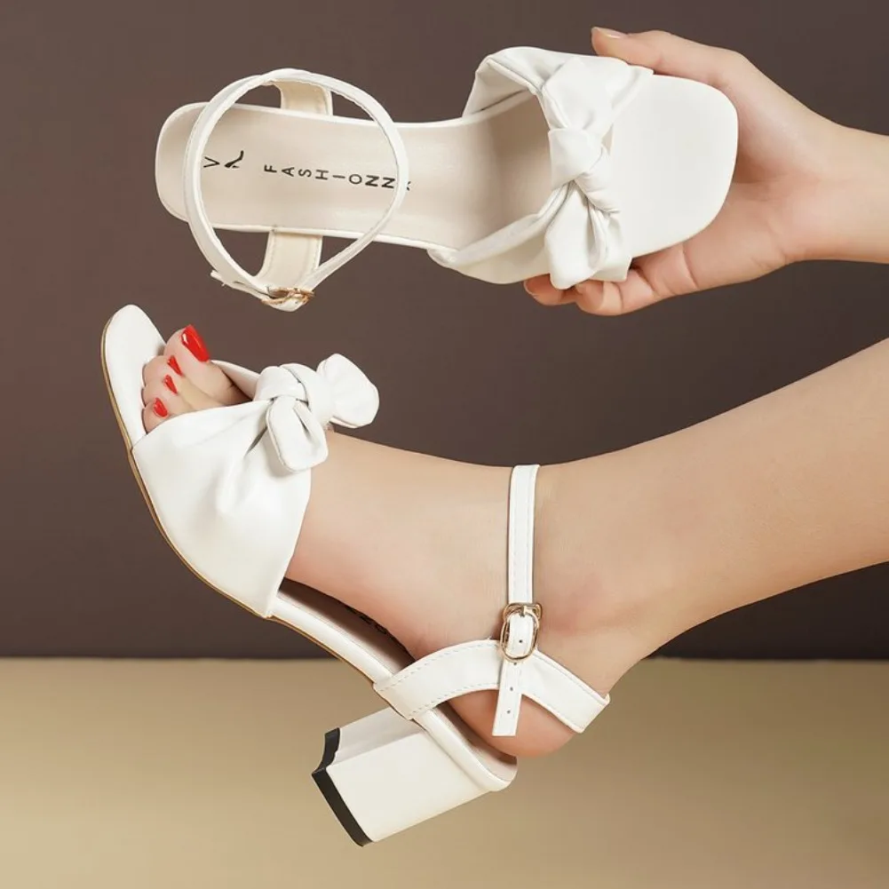 Schnallenriemen 2025, Sandalen, bequeme Schuhe für Damen, quadratische Zehen, Blockabsätze, großer Anzug, weiblich, beige, neue Mode, klobige Mädchen