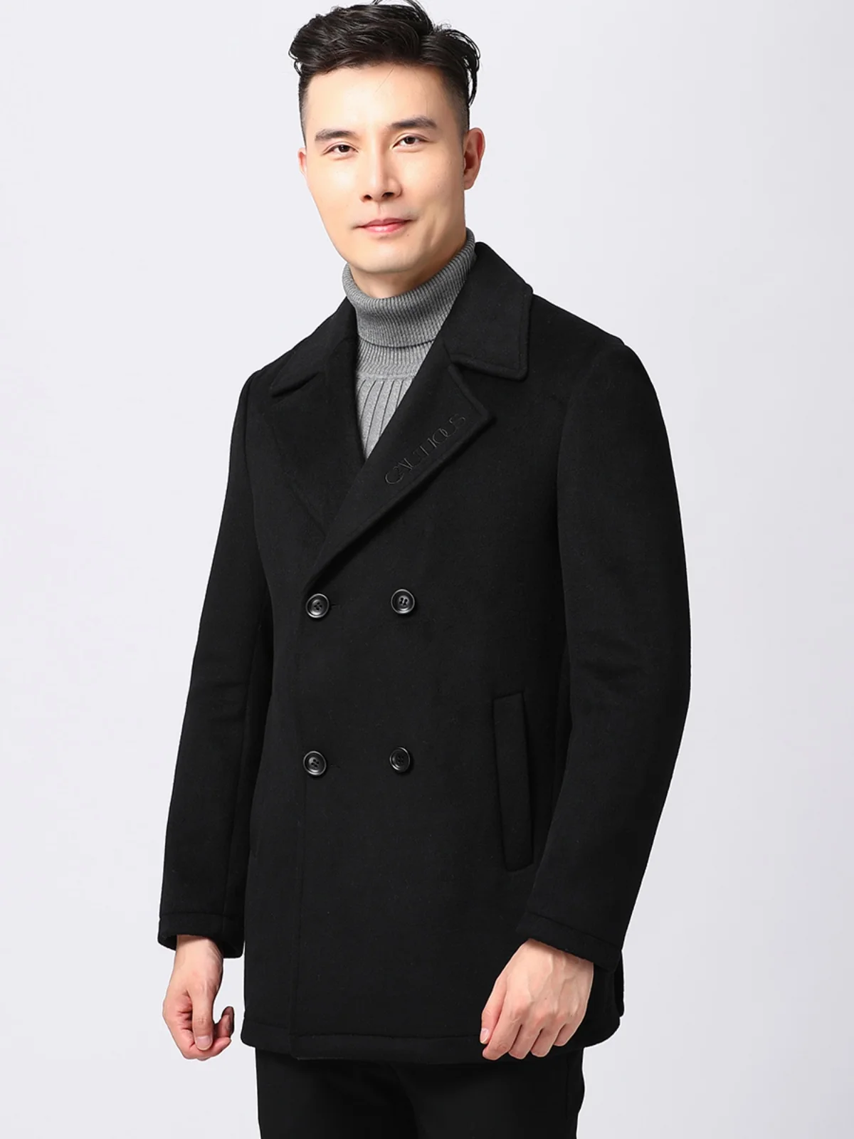 

Двустороннее шерстяное пальто для мужчин с лацканами с вырезом и двухрядными пуговицами. Теплое и модное. Идеально подходит для зимних сезонов.