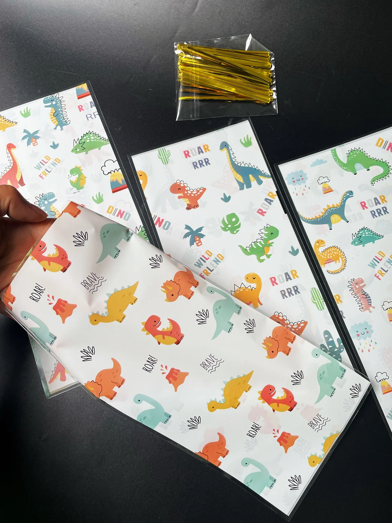 50pcs Cute Little Dinosaur Design Gift Candy Decorated OPP Flat Pocket With Gold Tie-in, Cartoon Animal Volcano Printed Gift Bag