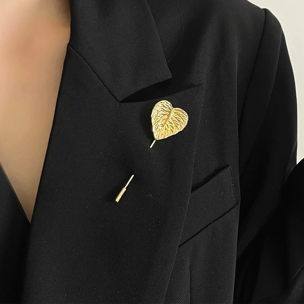 

Vintage Metal Ginkgo Leaf Brooches for Women Exquisite Fashion Suit Corsage Pins Accessories Party Jewelry Gifts