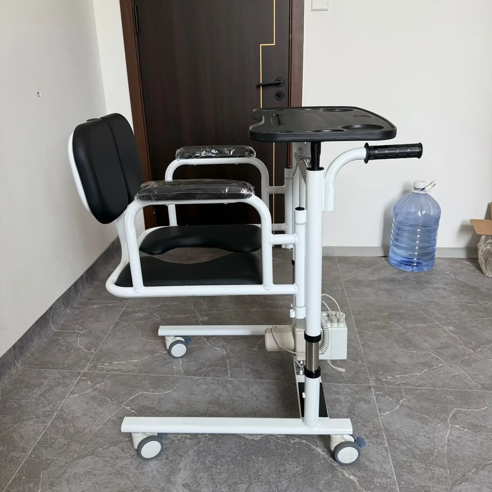 Manufacturers supply electric multi-function lifts, home lifts for the elderly, paralyzed patients can take a bath with a seat