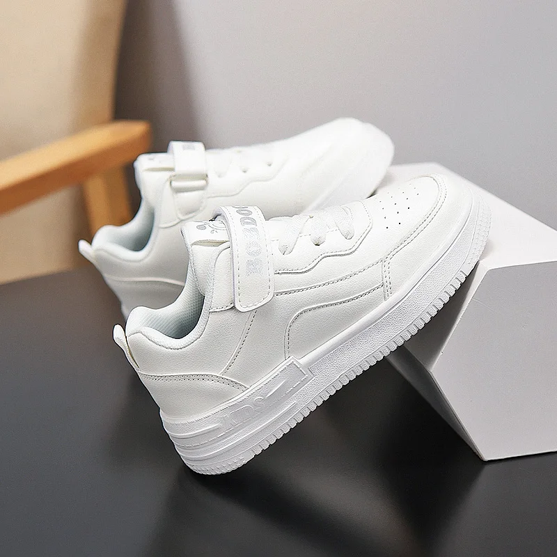 

Детская легкая белая повседневная обувь. Простая уличная дышащая спортивная обувь с низким вырезом. Модные удобные кроссовки.