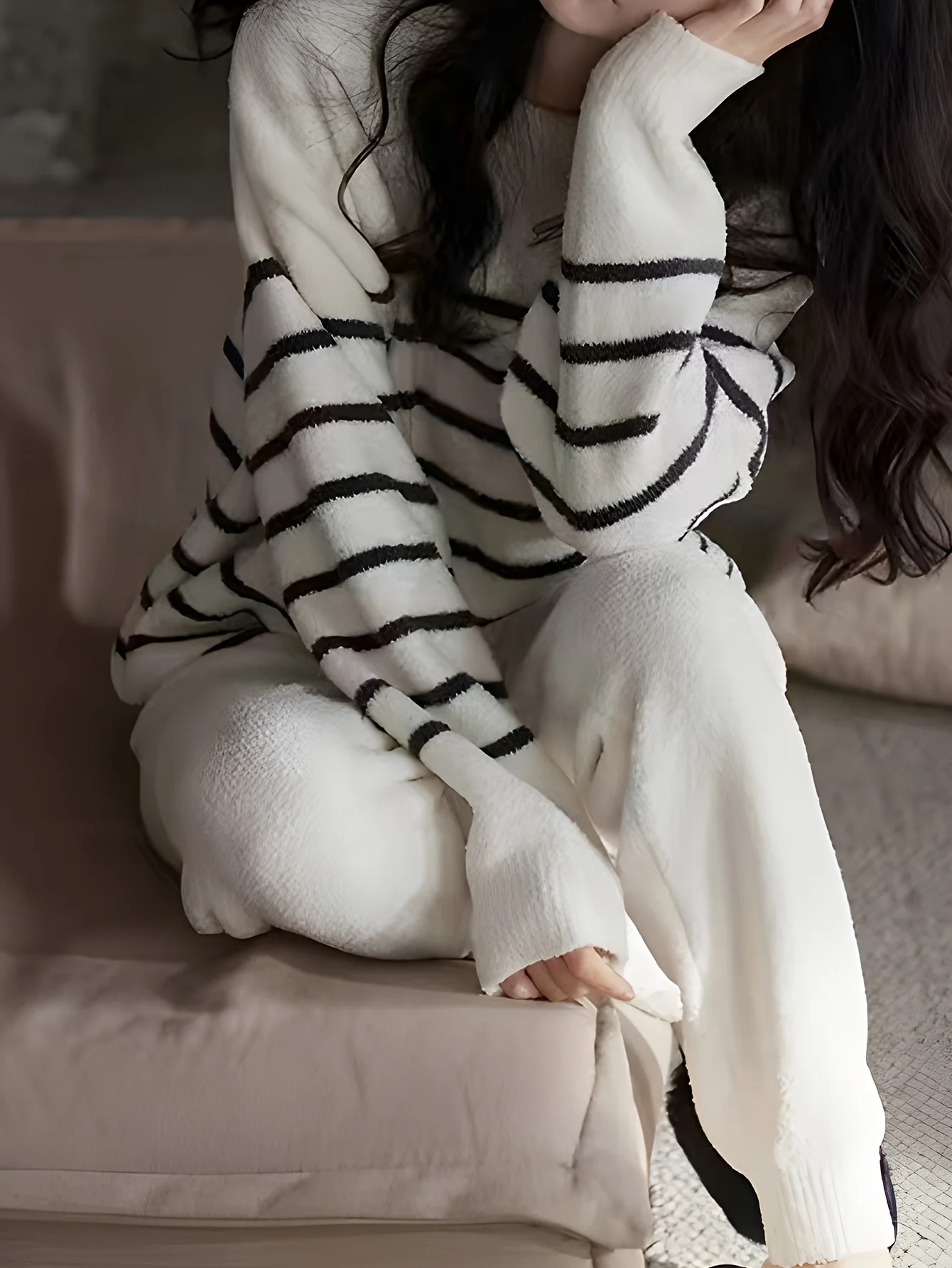 

Г-жа Повседневный пуловер и длинные брюки с длинными рукавами Fan Fook имеет свободный крой и ребристые детали с вышивкой.