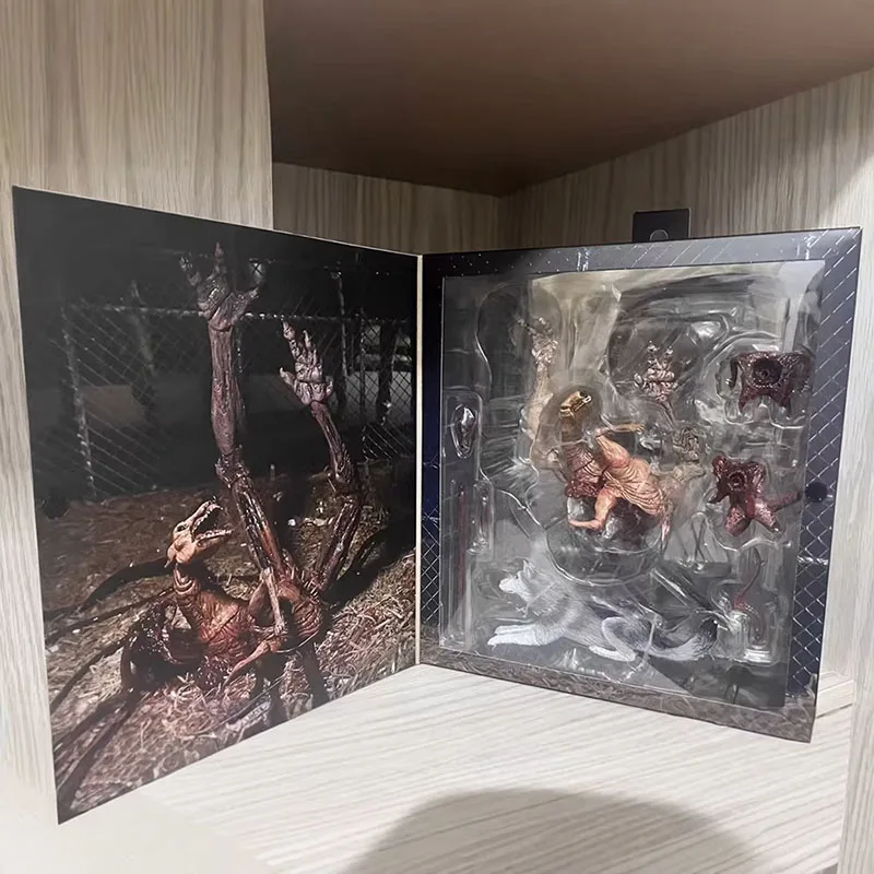 NECA 04905 The Thing Figure Deluxe Ultimate Dog Creature Action Figuras ภาพยนตร์สยองขวัญรุ่นเครื่องประดับอะนิเมะอุปกรณ์ต่อพ่วงต้นฉบับ