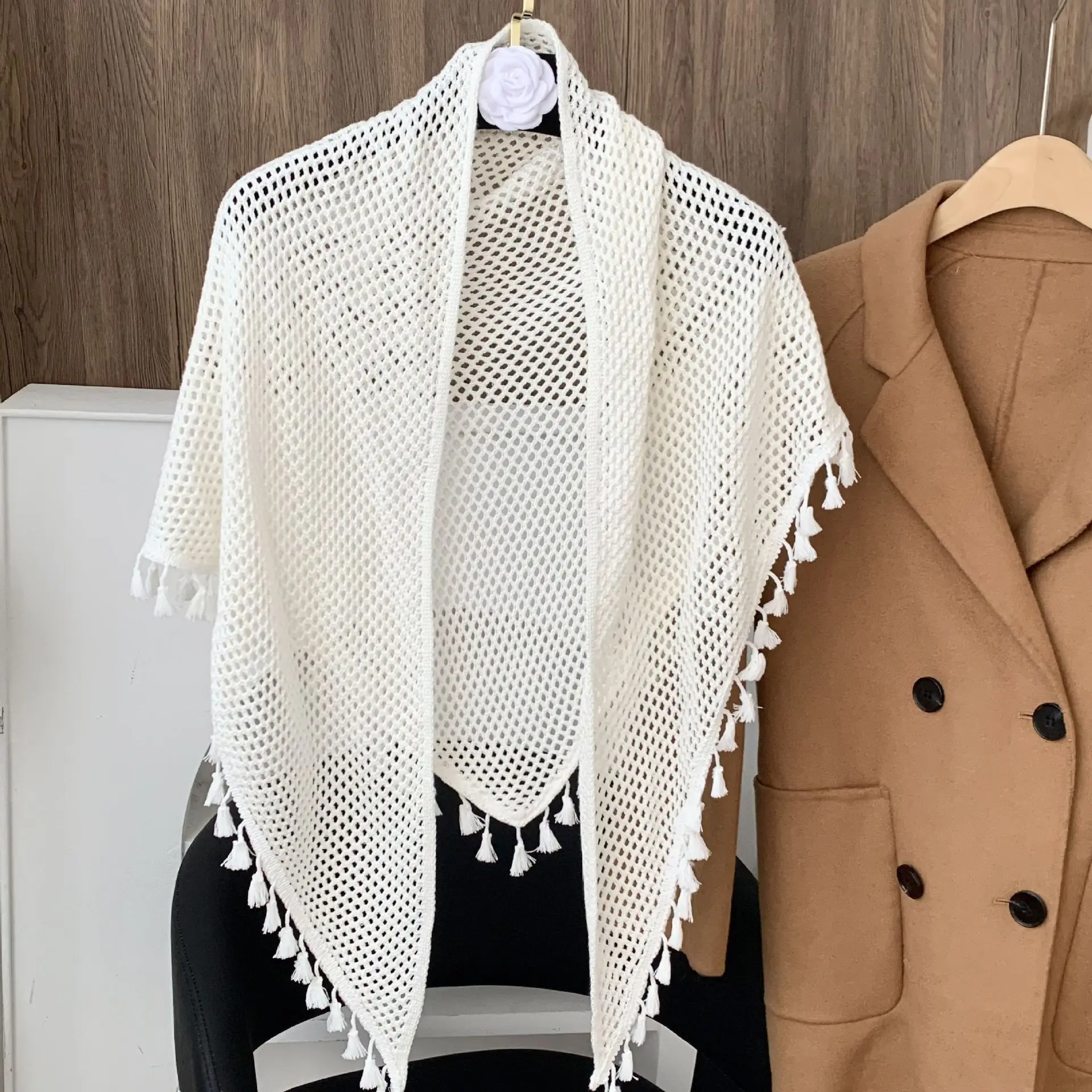 ニット無地ショルダーショール中空タッセルデザイン春ファッションアクセサリー多用途アウターウェアスモールキャノンショルダー