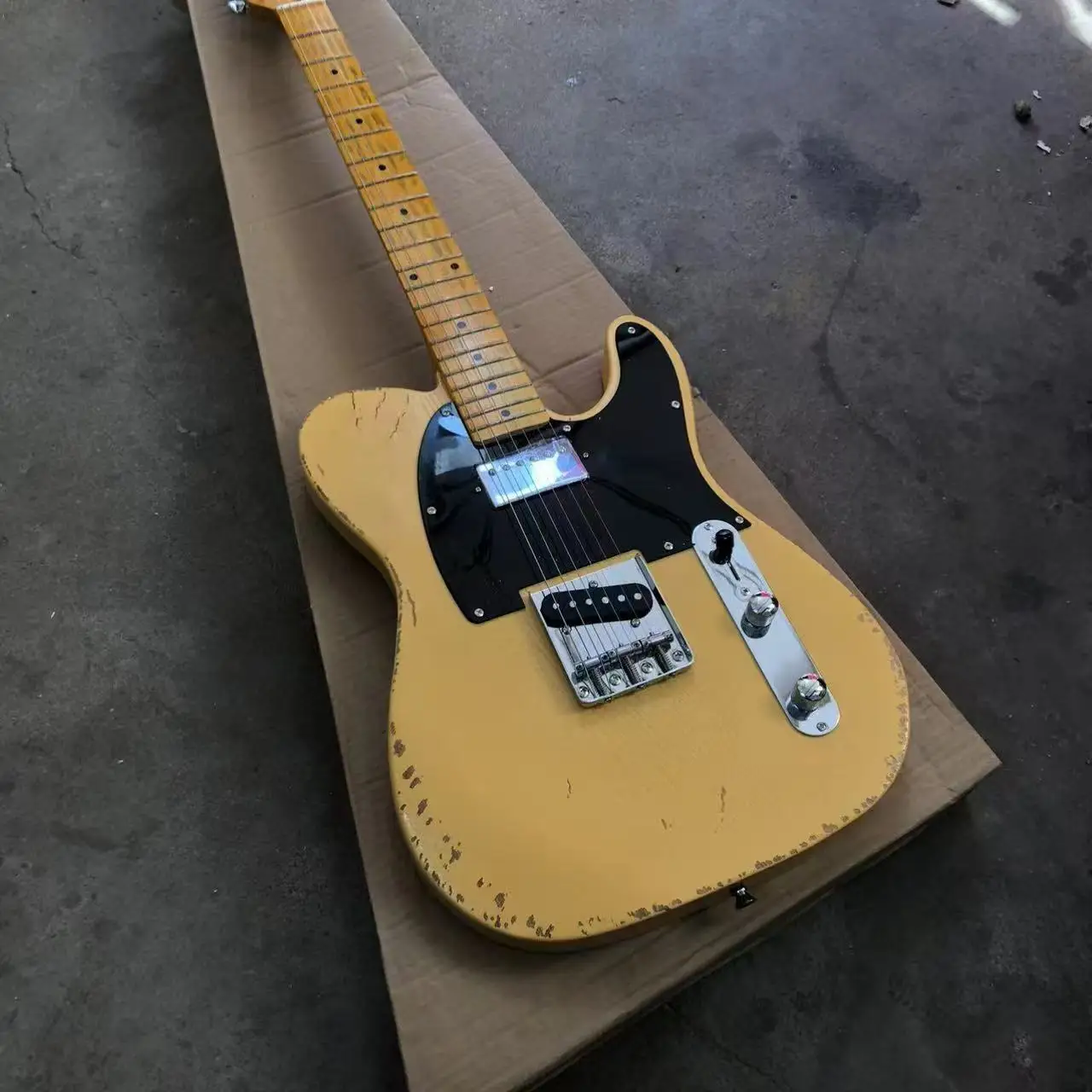 Milk yellow six-string old electric guitar, basswood body, maple neck, black panel support personalized customization.