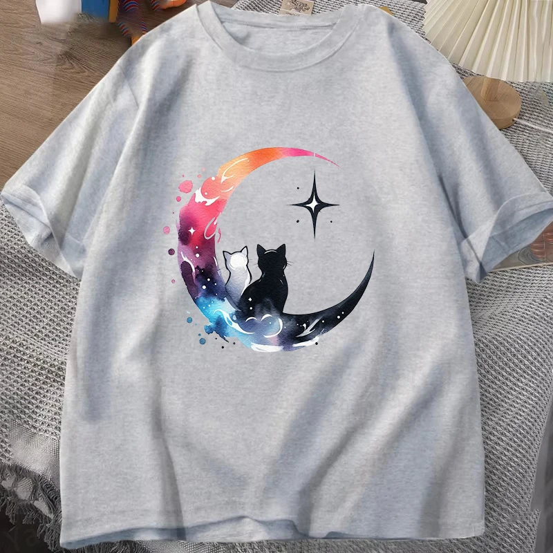 Two Cats Leaning on the Crescent Moon Print T-Shirt Men Women Loose Short Sleeve Round Neck Unisex Topfashion Casual T-shirt