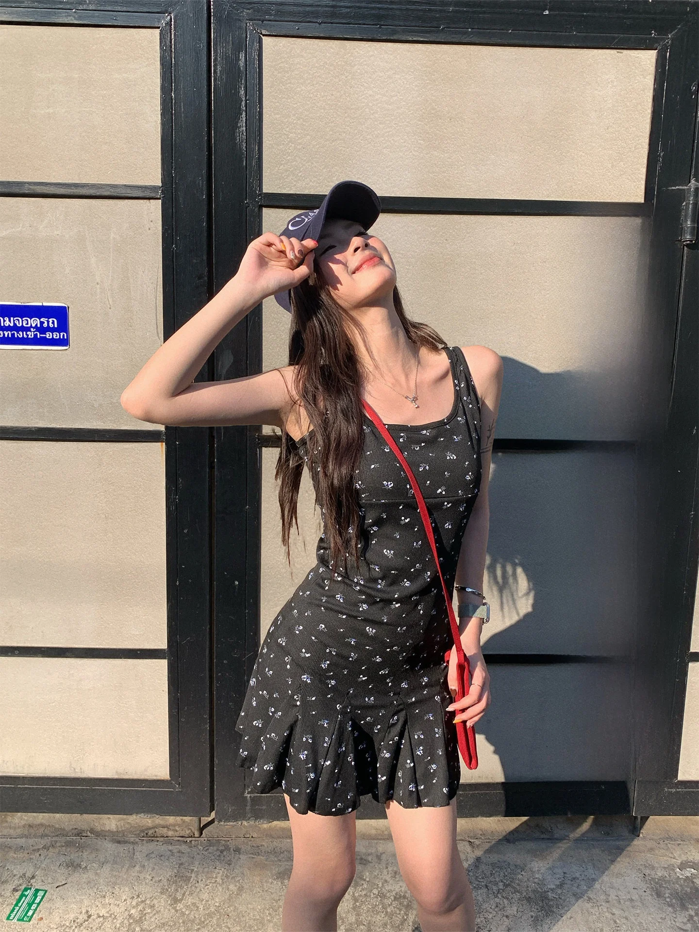 

Летнее женское платье-сарафан Su San San с цветочным принтом, квадратным вырезом, черное, стильное, с завышенной талией, А-силуэт