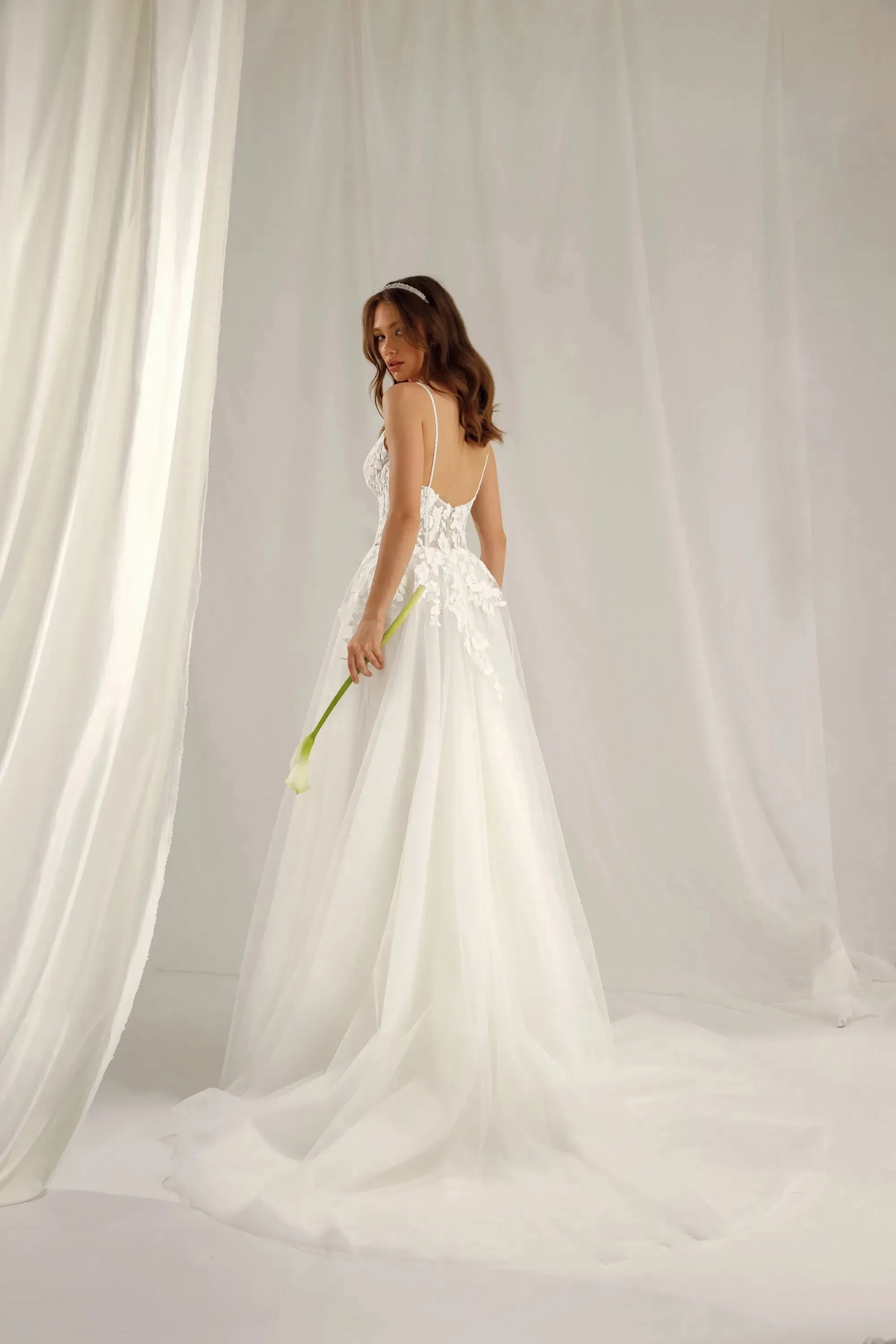 Abiti da sposa Boho per le donne 2025 Scollo a V in pizzo Tulle A-Line Abito da sposa Abiti da sposa formali senza schienale romantici personalizzati