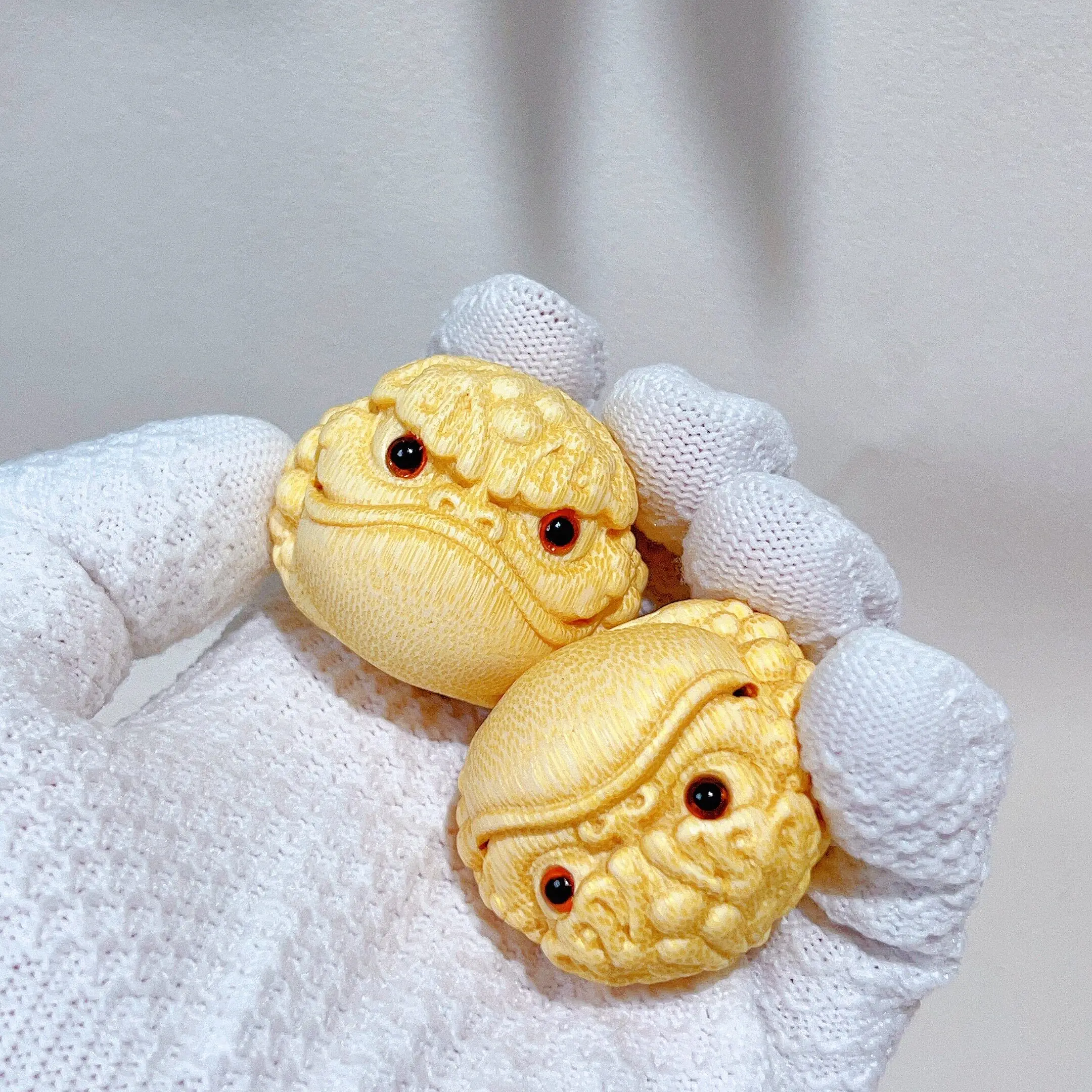 Chinese Traditional Lucky High Density Solid Bamboo Carved Three Legged Golden Toad Awakening Lion Hand Ball Wenwan Fidget Toy