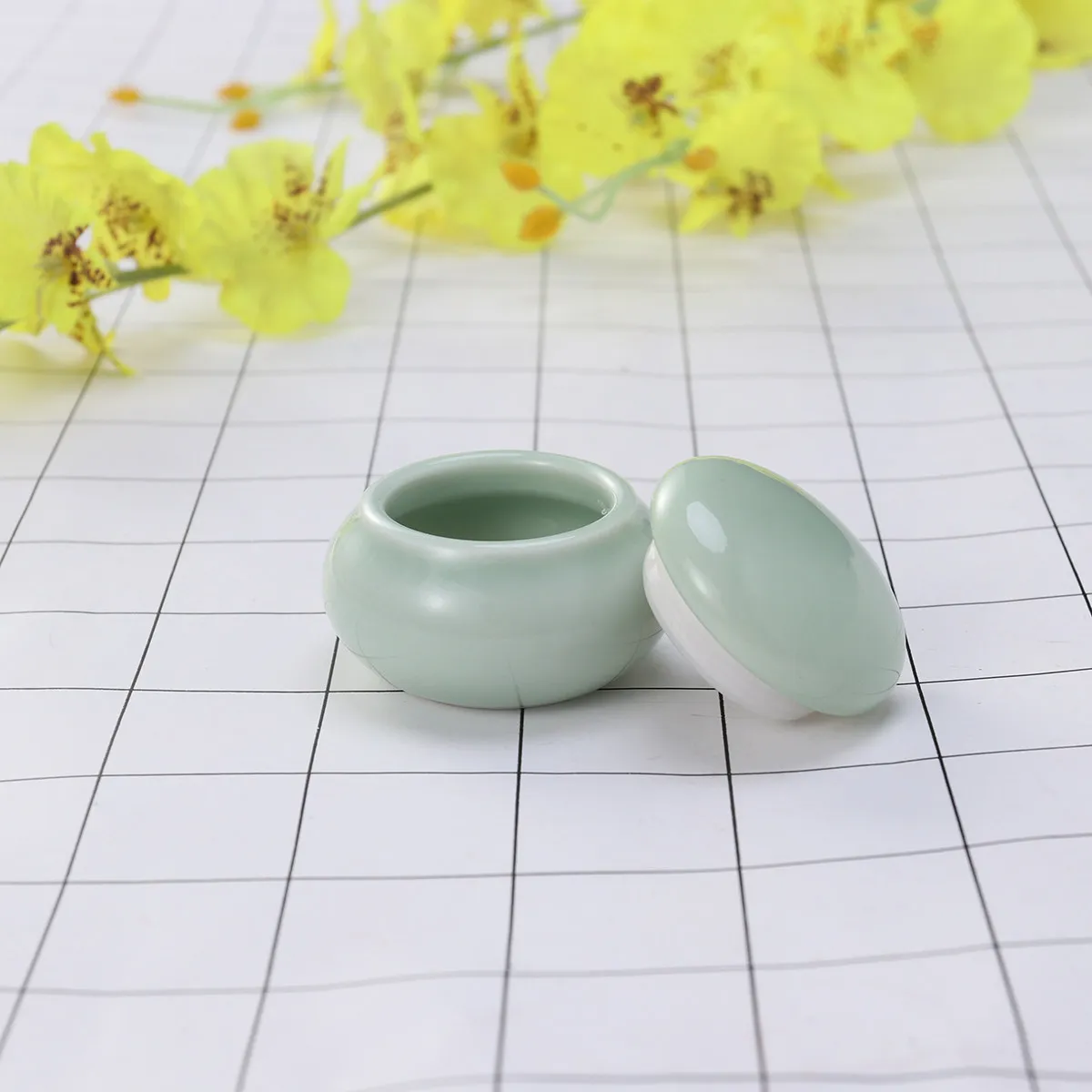 

Mini Ceramic Makeup Jar 4.6x2.7x3.5cm Portable Cream Rouge Storage Container Sealed Tin Foil Lid for Travel Skincare Tea Coffee