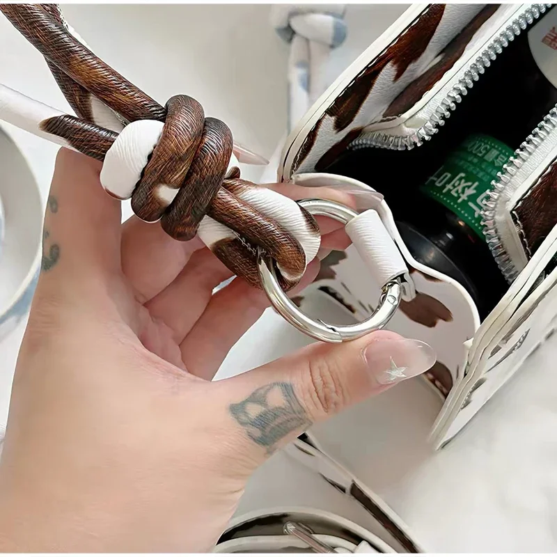 Ita-Tasche mit Kuhmuster und transparentem Sichtfenster, Damen-Umhängetasche, quadratische Handtasche mit gewelltem Rand und Anime-Knotenriemen – Detail 3