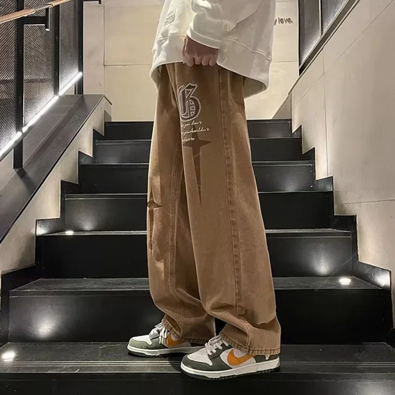 2025 ขายร้อน Distressed พิมพ์กางเกงยีนส์ผู้ชายใหม่หลวม Bell Bottoms อินเทรนด์ Hip Hop ตรงกางเกงสบายๆสไตล์อเมริกันกางเกงยีนส์ผู้ชาย