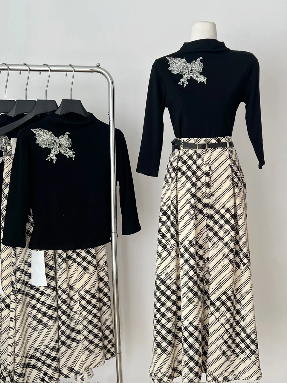 Ele Bla ホワイトチェック柄ニットトップとスカートセットハイネ刺繍ファイオナブルな秋の服装女性のスリムフィットアンサンブル