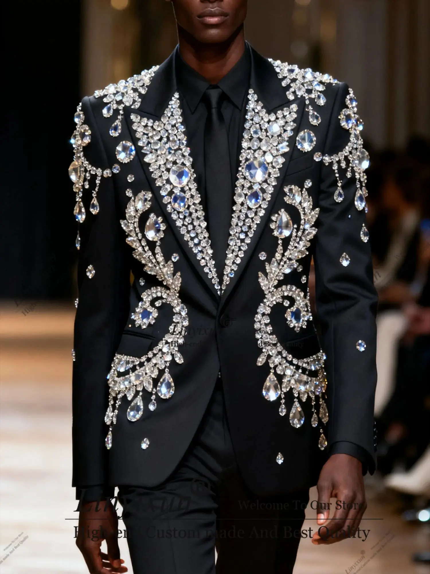 

Design style Rhinestone Beaded Men Suits Peaked Lapel Groom Tuxedos 2 Pieces Sets Male Party Prom Blazer Customized Ropa Hombre