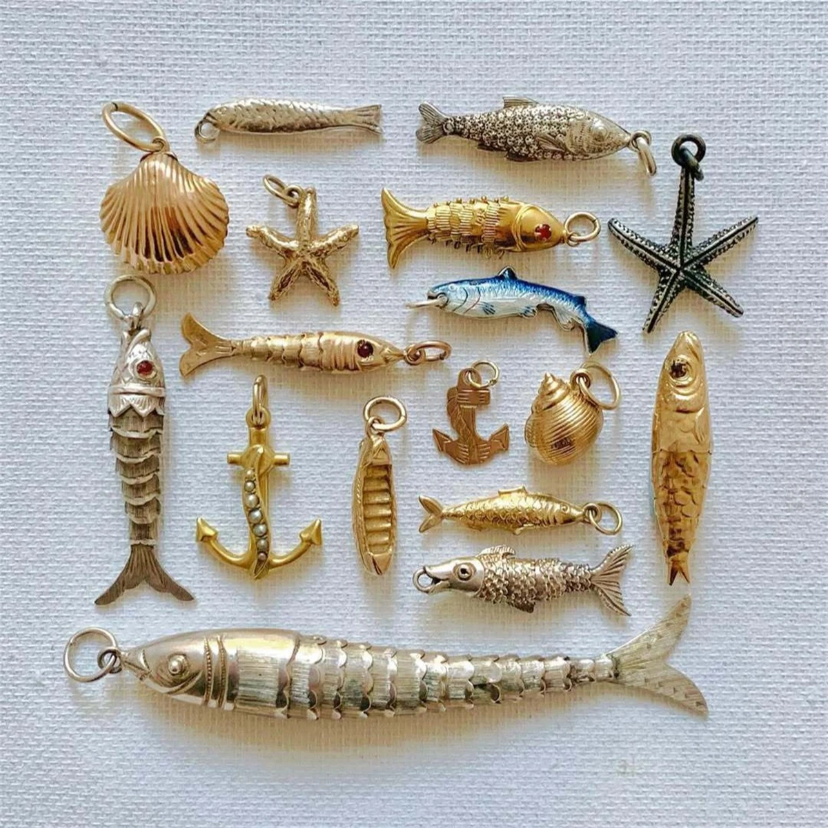 Colgante de pez oceánico simple y moderno de acero inoxidable con chapado en oro y retención de color