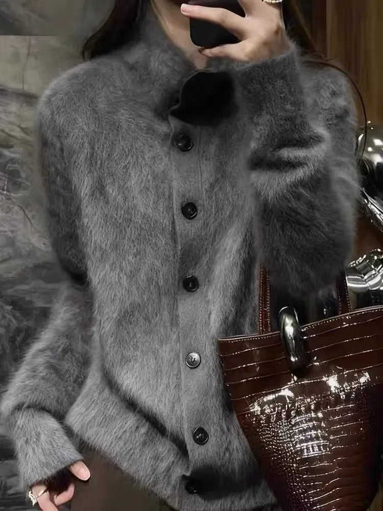 Dzianinowy kardigan damski, modny, jesienno-zimowy, długi, miękki, przytulny, idealny do dojazdów do pracy, o regularnym kroju, pojedynczy element.