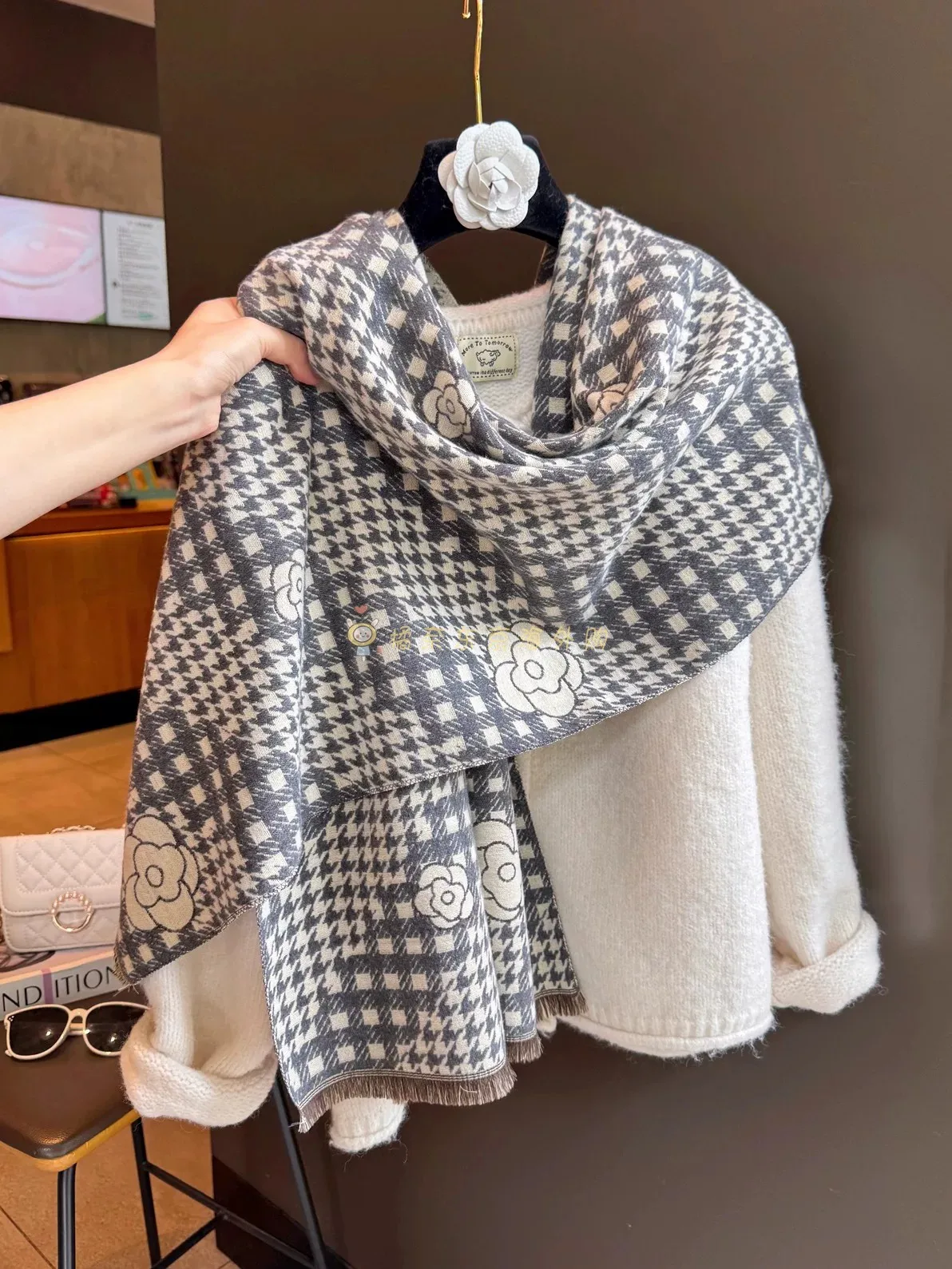 Echarpe-a-carreaux-double-face-motif-camelia-nouvelle-collection-automne-hiver-2026-chale-chaud-pour-l'exterieur-imprime-decontracte-effet-cachemire-cache-cou