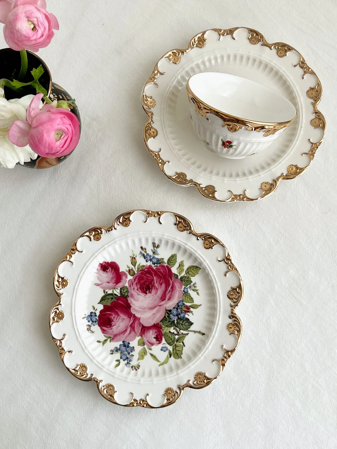 Gouteng Series Light Luxury Style White Gouteng Embossed Thick Gold Border Valuable Flower Plate
