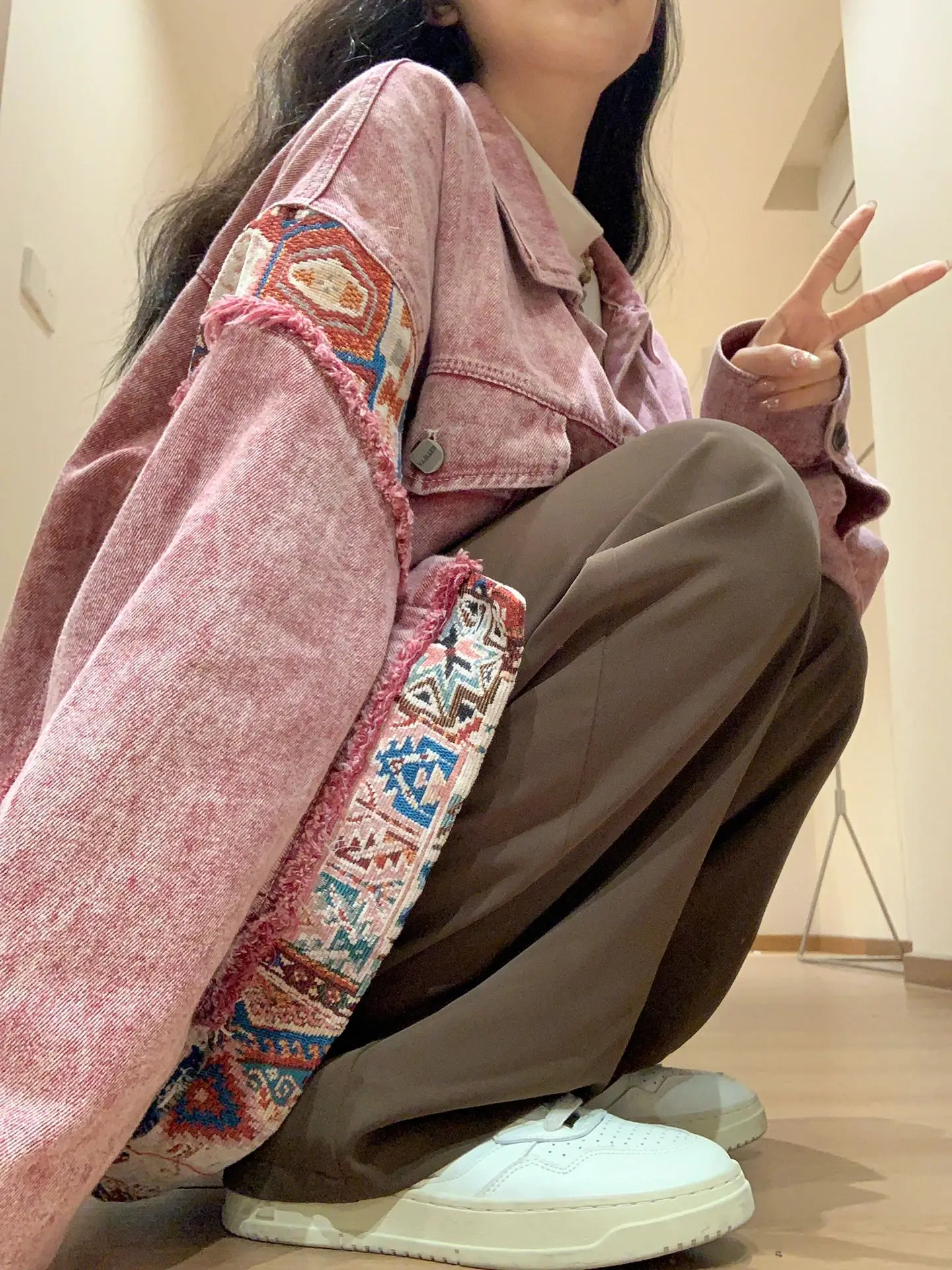 

Ретро джинсовая куртка с эффектом потертости для женщин, осенне-зимняя, свободного кроя, с дизайнерскими вставками, в стиле арт-студент, открытый кардиган-пальто