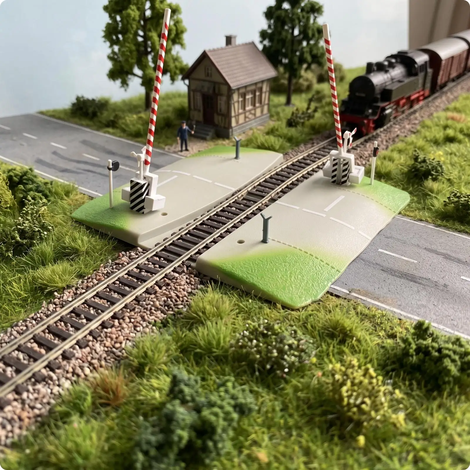 HO-Scale Level-Crossing with Barrier Arms Mechanical 1:87 Railway Crossing with Indicator Posts for Diorama Builders