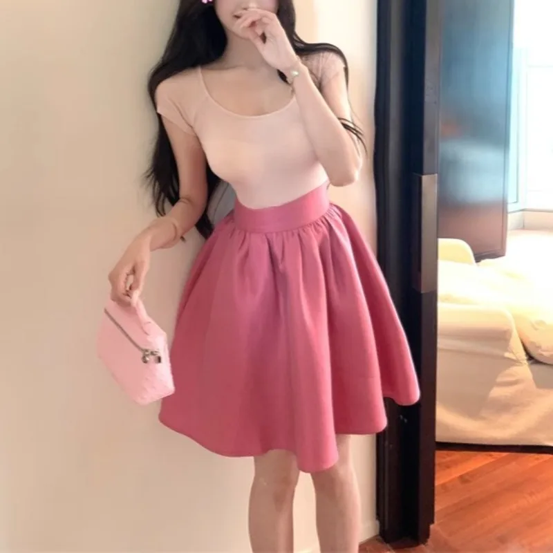 

Новинка лета 2025, однотонная повседневная женская футболка с короткими рукавами и круглым вырезом + плиссированная юбка трапециевидной формы с высокой талией, костюм из двух предметов