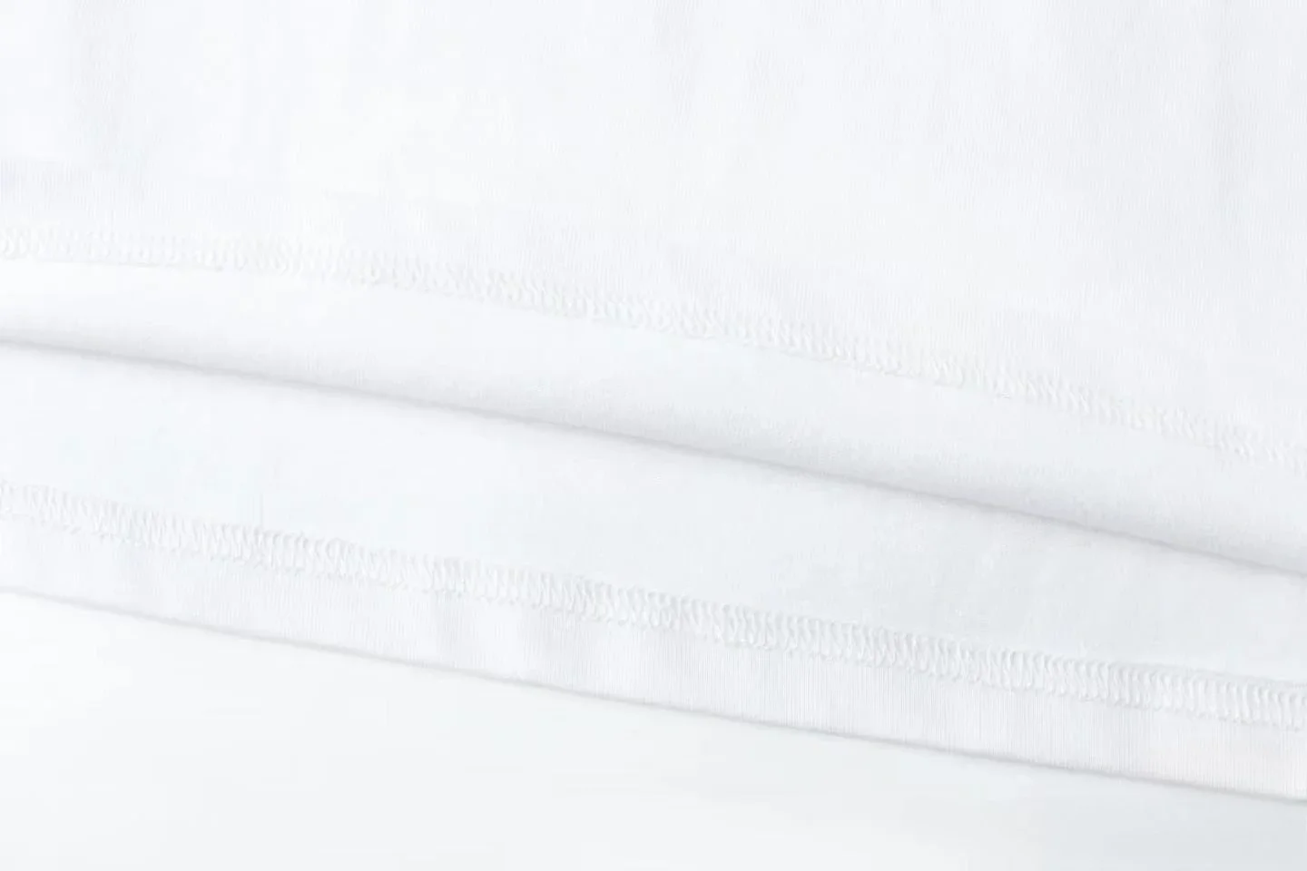 Modisches T-Shirt im nordafrikanischen Stil mit einem grünen Blattmuster der nächtlichen Stadtlandschaft. Hochwertige Streetwear. – Detail 7