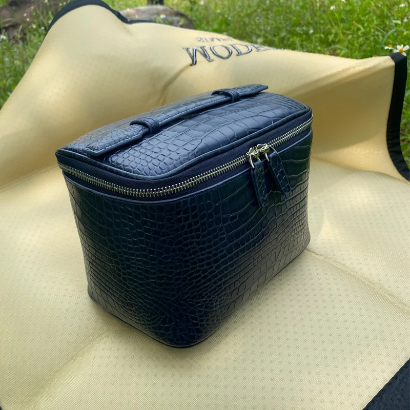 New crocodile patterned cowhide makeup bag with engraved initials, large capacity small portable storage bag, wash bag