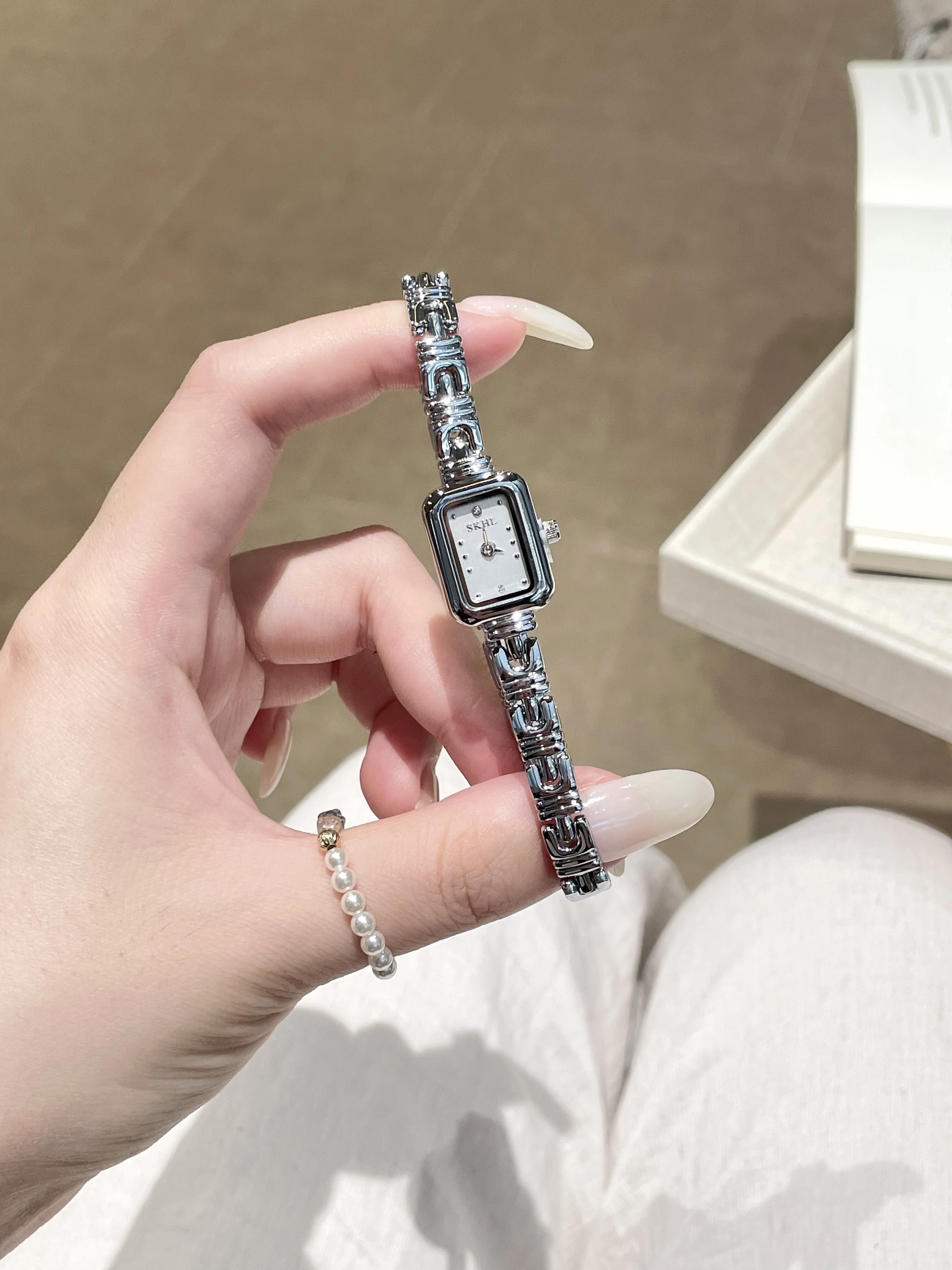 Nieuw luxe dameshorloge, klein en prachtig gouden horloge, perfect verjaardagscadeau voor meisjes, vintage design quartz polshorloge.