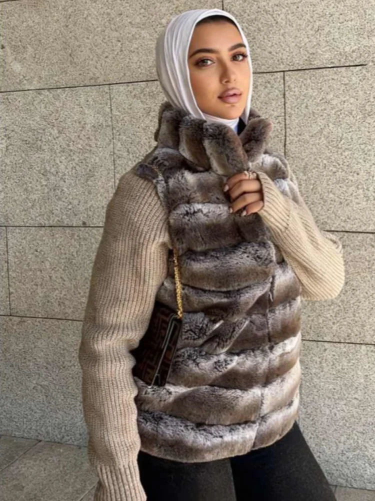 سترة نسائية مرقعة رمادي أسود مخطط من الفرو الصناعي مع أكمام محبوكة معطف بياقة عالية لخريف 2025 ملابس خارجية نسائية دافئة