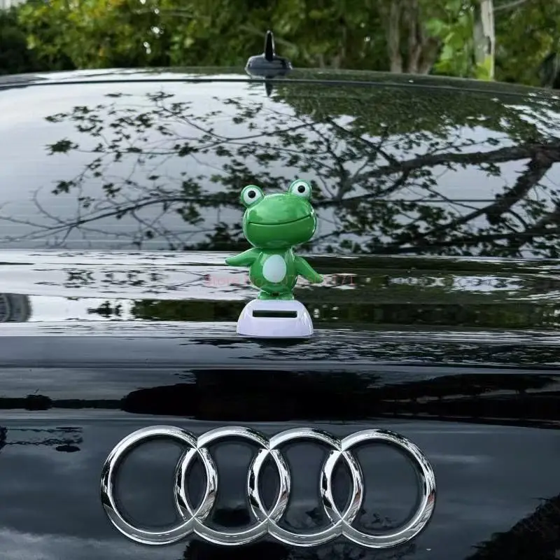 Tiktok رائجة البيع تعمل بالطاقة الشمسية المتذبذب الضفدع سيارة الديكور الداخلي لوحة القيادة زخرفة الحيوان سيارة لعبة لطيف دمية هدية