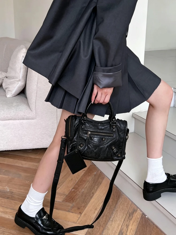 

Neo Motorcycle Bag Handheld Rivet Head Layered Oil Wax Cowhide Crossbody Women's Bag Cool And Spicy Girl Retro Style Tote Bag