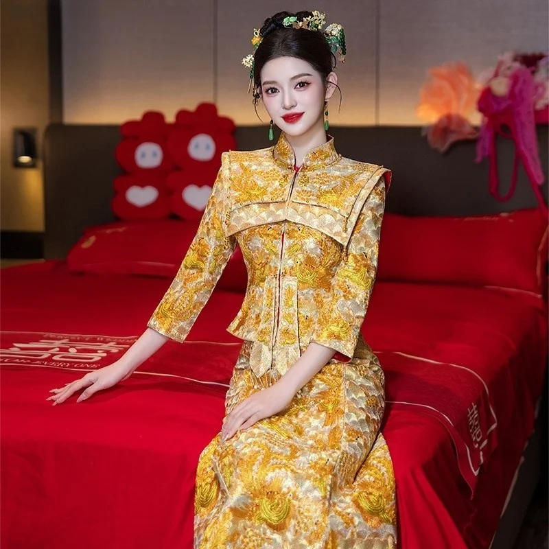 

The bride's traditional Chinese wedding dress features a three-dimensional embroidered phoenix golden crown and red veil