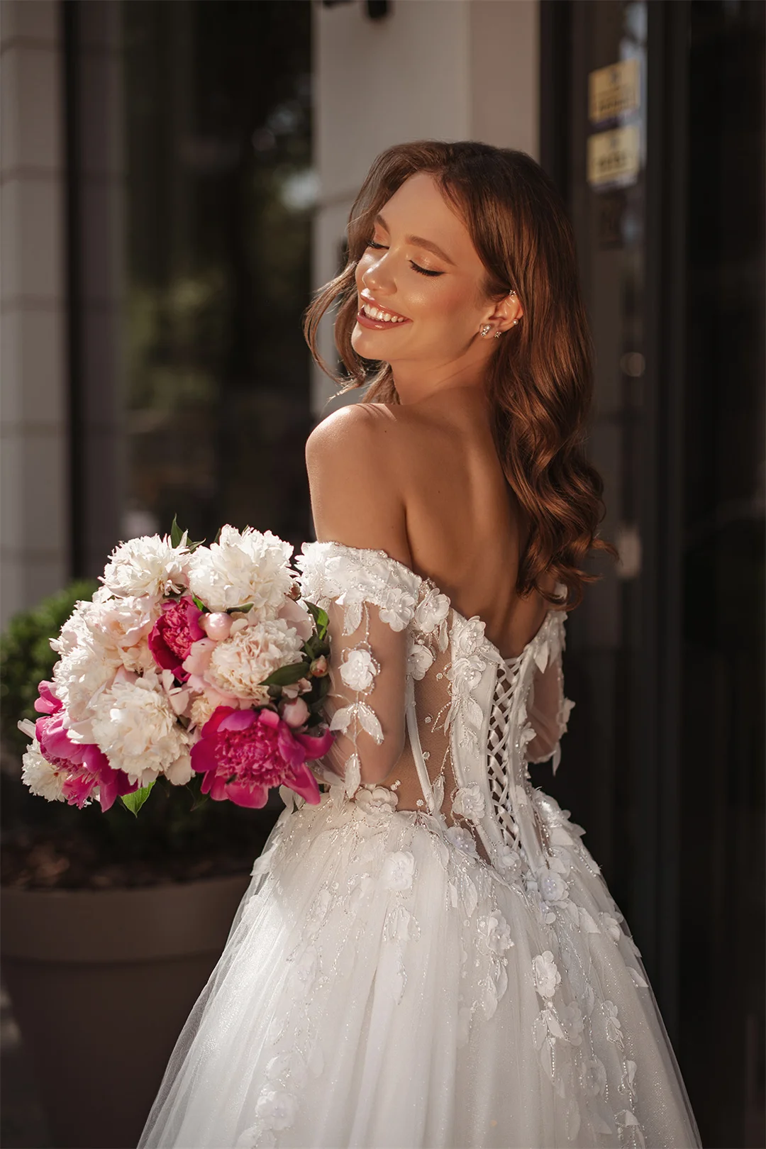 Eleganckie suknie ślubne z odkrytymi ramionami, zdobione aplikacjami, brokatem i koralikami, z wysokim rozcięciem, luksusowe suknie wieczorowe dla panny młodej.