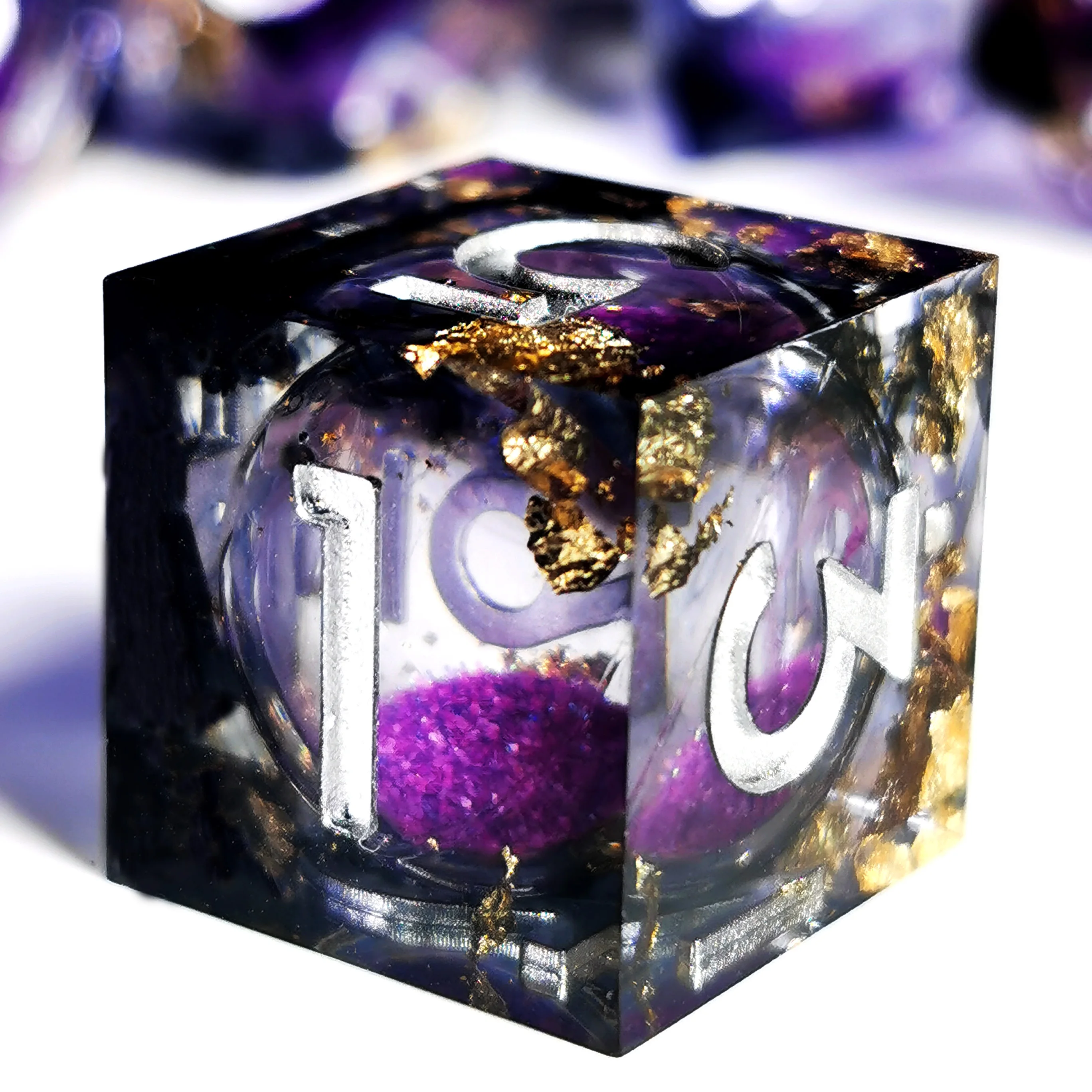 

Набор кубиков Purple Glitter DnD — 7 кубиков из многогранной смолы с эффектом песчаного потока для D&D, ролевых игр и настольных игр