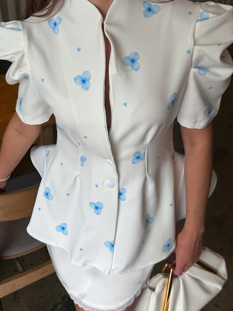 Chemisier élégant en satin à imprimé floral pour femme, manches courtes bouffantes, col en V, boutonnage frontal, taille ajustée, ourlet à volants, hauts de ville pour femme
