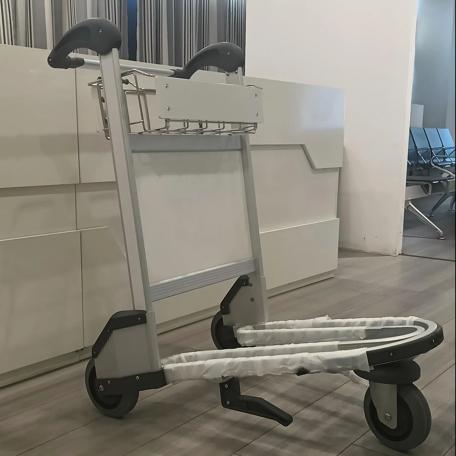 

Three Wheels Airport Hand Brake Baggage Trolley Airport Luggage Trolley Carts Airport Trolley