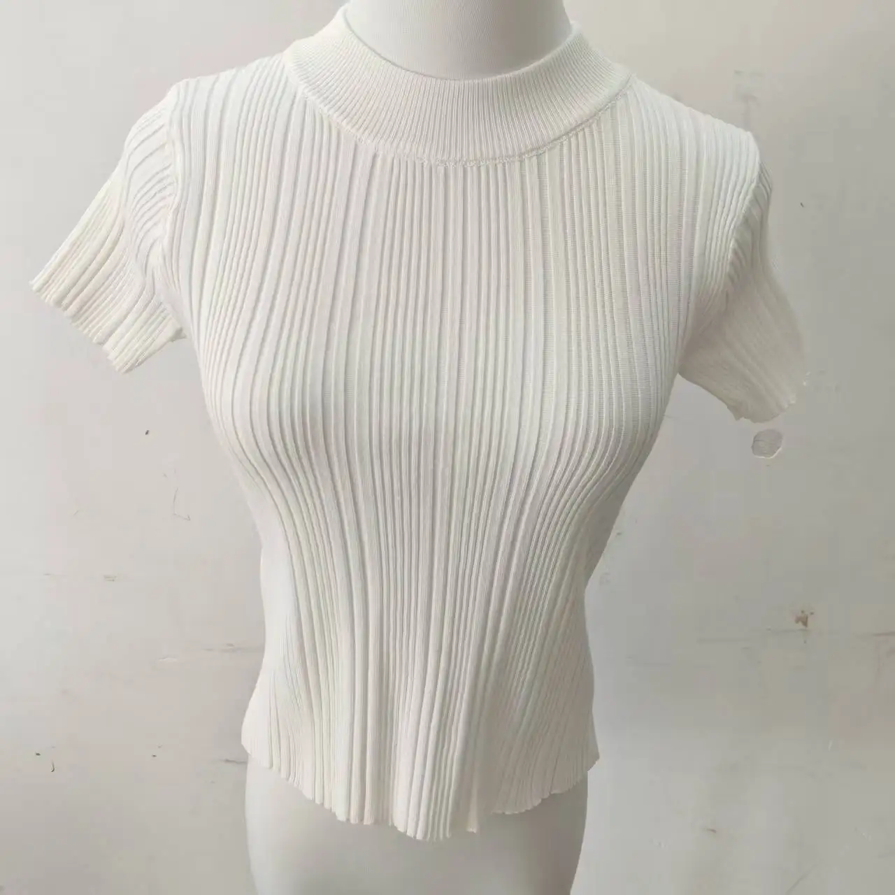 بلوزة محبوكة بأكمام قصيرة بقصة ضيقة باللون الأبيض مع نصف ياقة عالية على طراز جيني ملابس عصرية ومريحة للتنقل في المناطق الحضرية #2