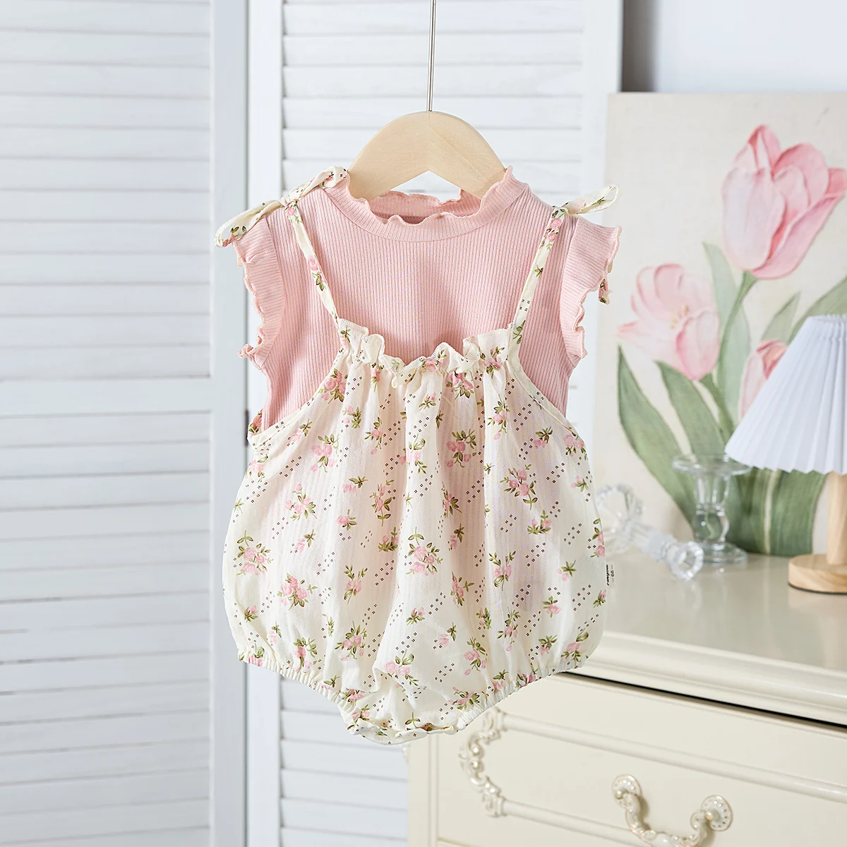 

Summer baby girl lace short-sleeved top + floral backstrap triangular jumpsuit 2-piece set, fully printed flower set for vacatio