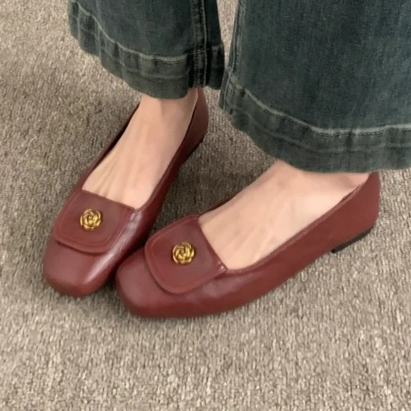 

2025 женские весенние новые модные дизайнерские туфли на плоской подошве с квадратным носком, удобные туфли для прогулок на открытом воздухе с неглубоким носком, низкие кеды, большие размеры