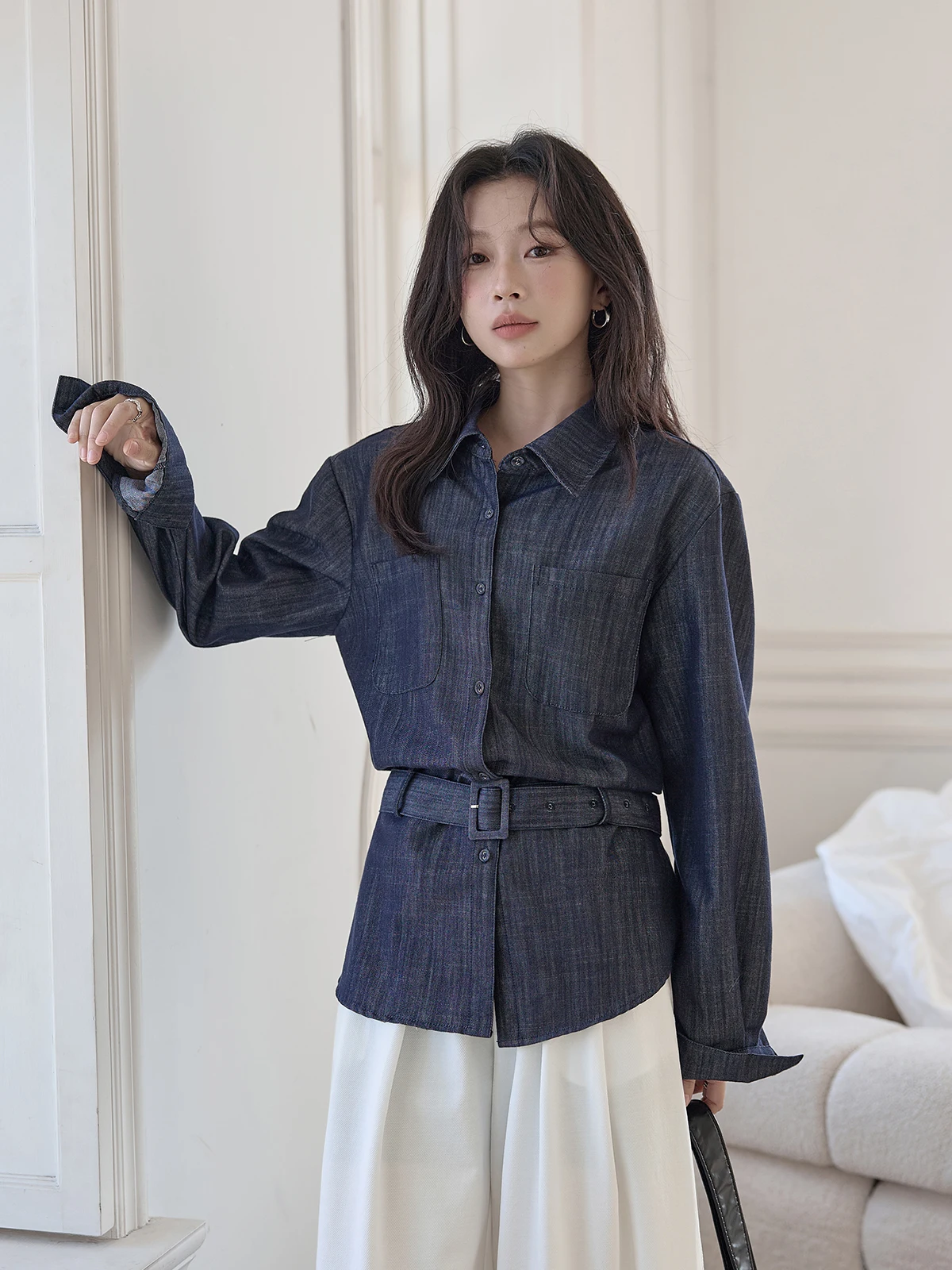 

Женская джинсовая рубашка с воротником, приталенная, с утягивающим поясом, весна 2026, новая, универсальная, повседневная, удобная, дышащая, с длинным рукавом