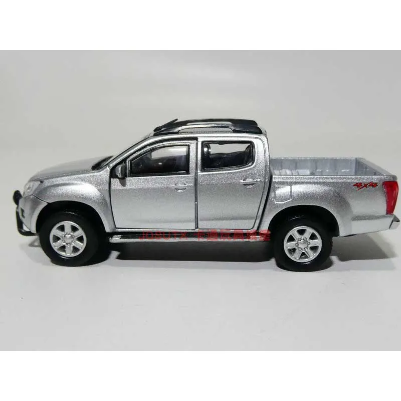 BM Diecast 1:64 ISUZU D-MAX Silver Pickup Alloy Car Model Can Open Door Adult Classic Collection Static Display Boy Toys