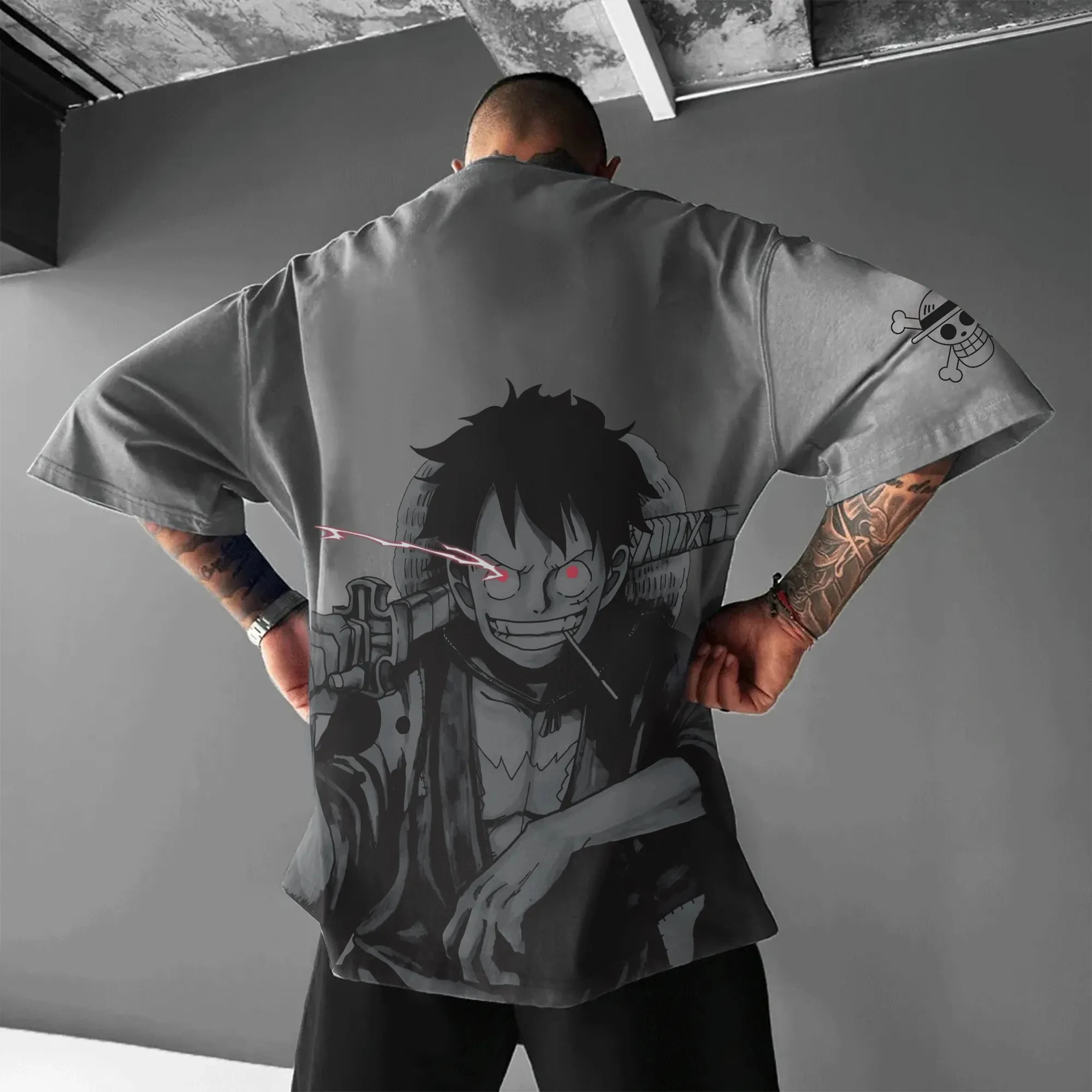 อย่างเป็นทางการ ONE PIECE Luffy กลับพิมพ์เสื้อยืดผู้ชายสีดํา Graphic Tee อะนิเมะผ้าฝ้าย Oversize Streetwear อะนิเมะคอสเพลย์