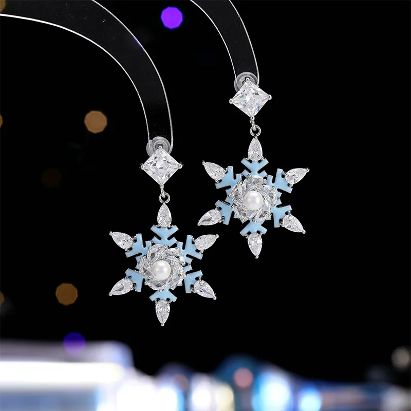 

The niche design sense Heavy Zircon Christmas Snowflake stud s925 silver needle is super ethereal, sweet and high-end earrings