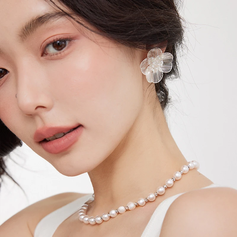 

Holiday style spring and summer new French retro premium hollow flower earrings
